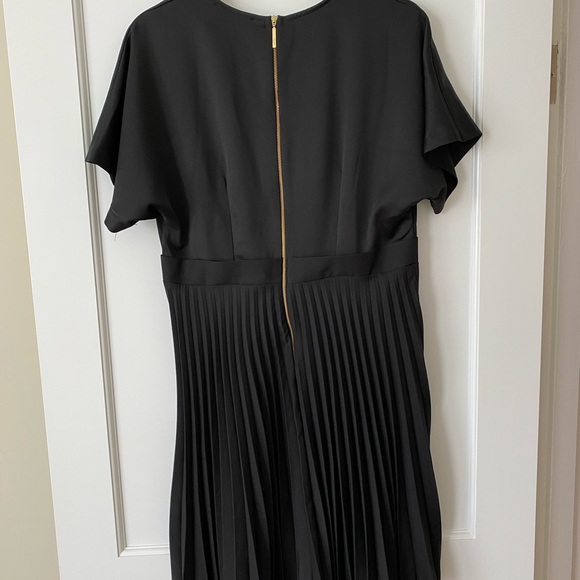 Closet London wrap front pleated midi skater dress in black ASOS - Picture 6 of 9